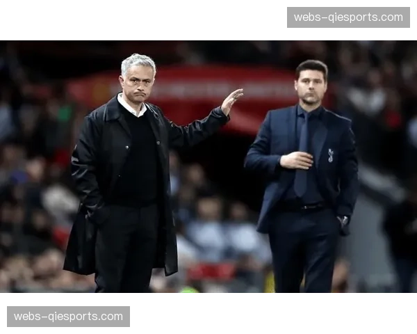 特写：波切蒂诺在场边不断更新的战术板与实时手势指挥